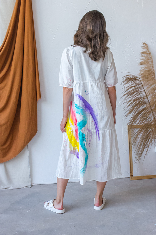 Белое свободное платье с абстрактной росписью - Арт