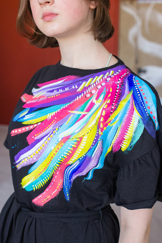 Чёрное короткое платье с яркой росписью - Абстракция