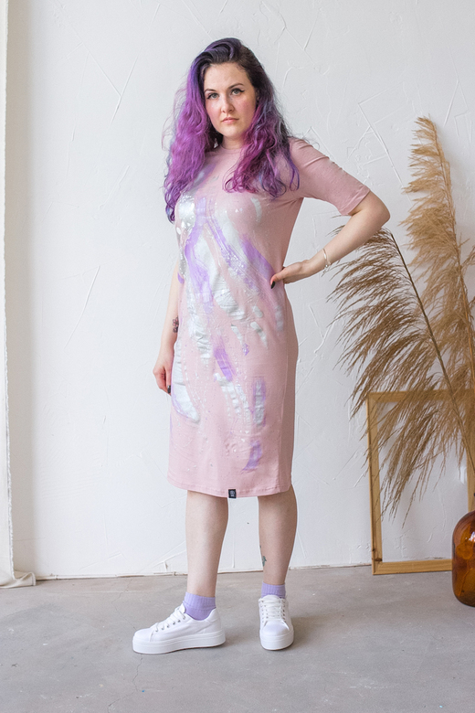 Удлиненное пудровое платье с абстрактной росписью - Серебро