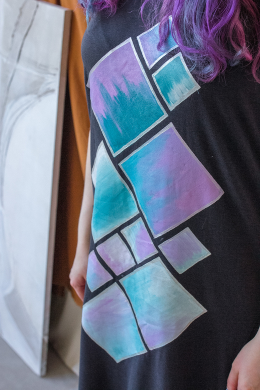 Длинное тёмно-серое платье с разрезом и росписью - Северное сияние