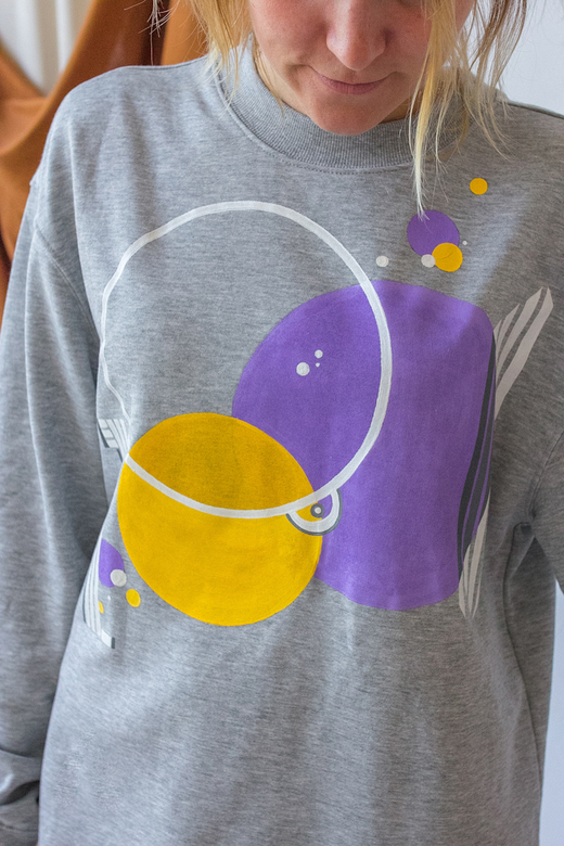 Серое короткое платье-свитшот с ручной росписью - Линии и круги