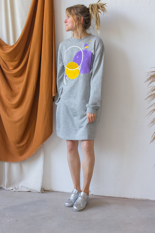 Серое короткое платье-свитшот с ручной росписью - Линии и круги