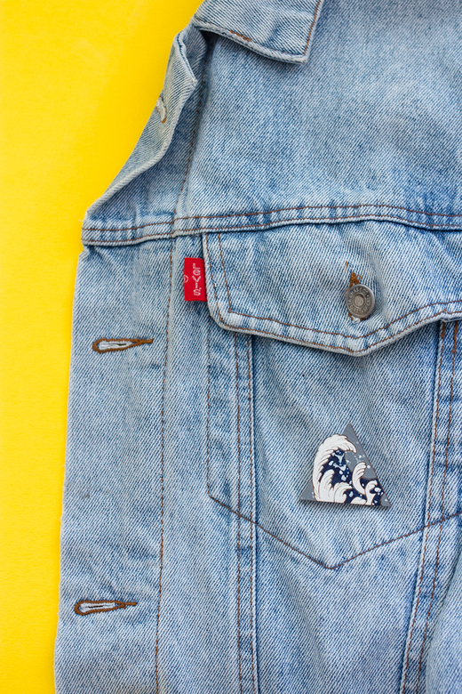 Деревянная брошь - значок с росписью - Большая волна