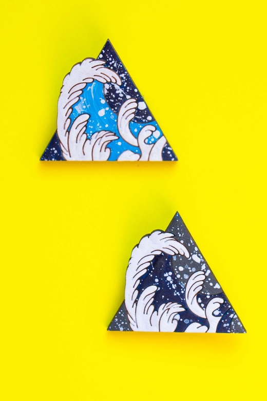 Деревянная брошь - значок с росписью - Большая волна