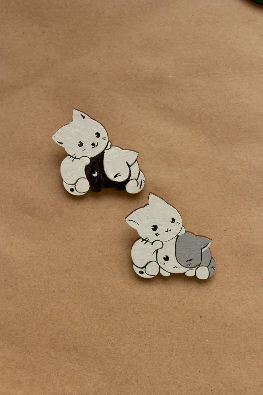 Деревянная брошь с росписью - Котята