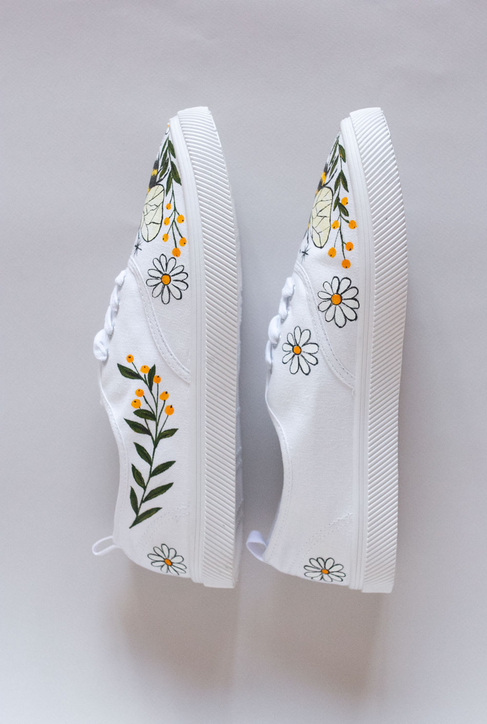 Белые кеды с росписью - Пчёлы