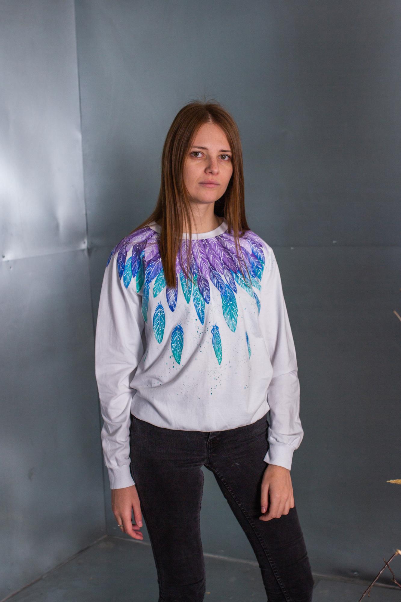 Свитшот с росписью перьями вокруг горла - Фэнтези