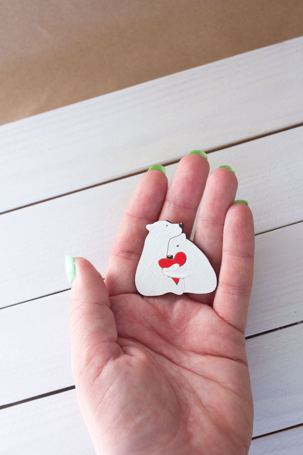 Деревянная брошь - Белые медведи