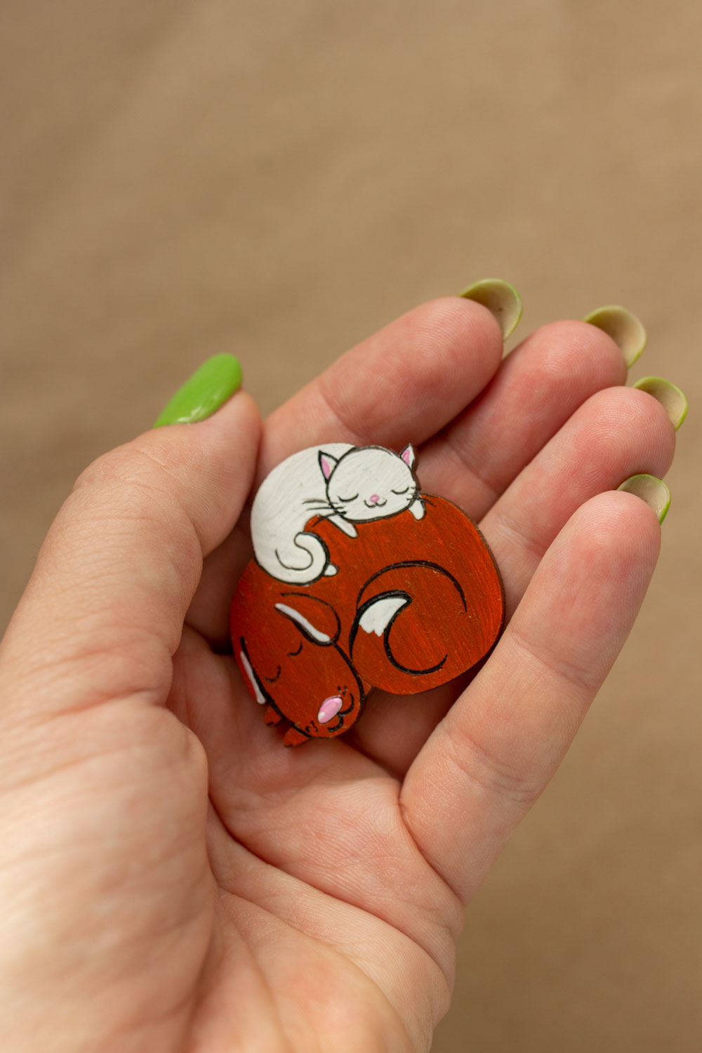 Деревянная брошь с росписью - Пёс и кот