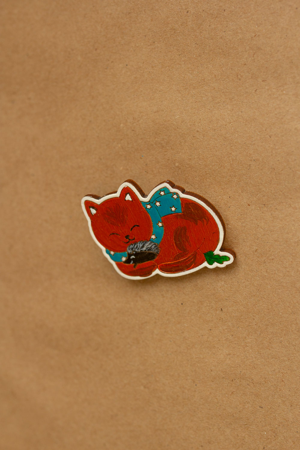 Деревянная брошь с росписью - Котик с ежом