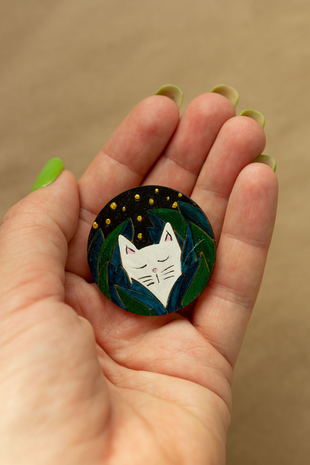 Деревянная брошь с росписью - Ночной кот
