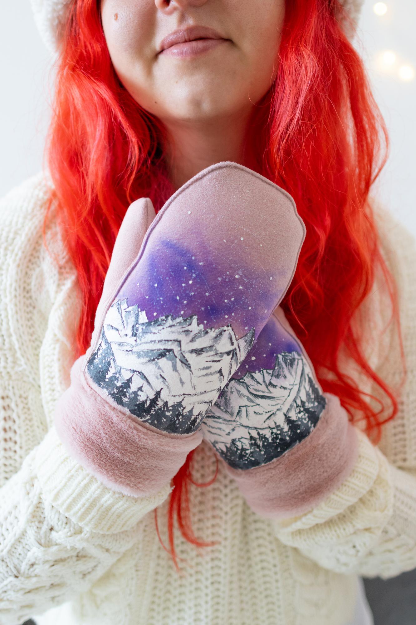 Розовые варежки с росписью - Снежные горы