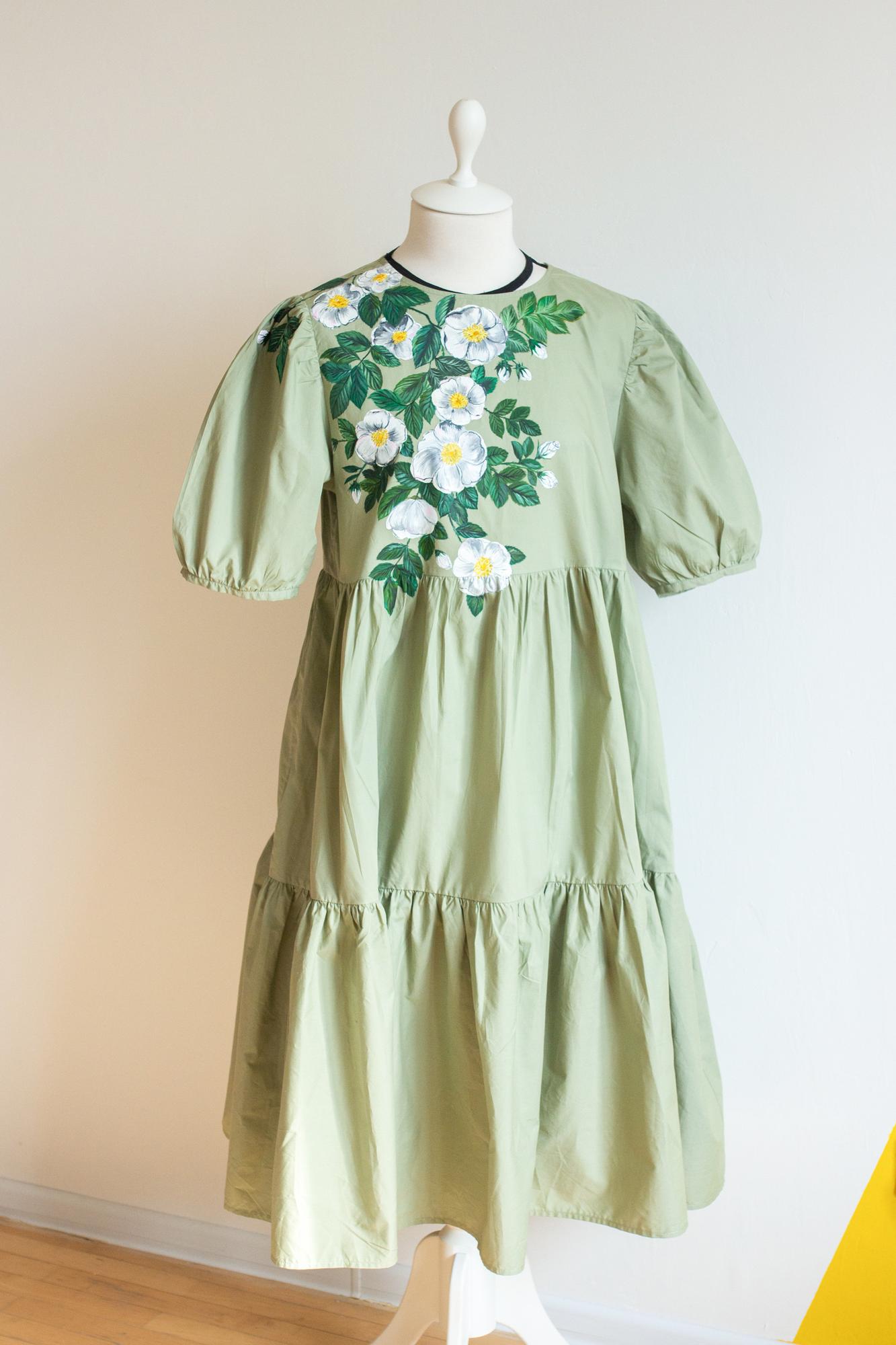 Зелёное свободное платье с росписью - Цветы шиповника