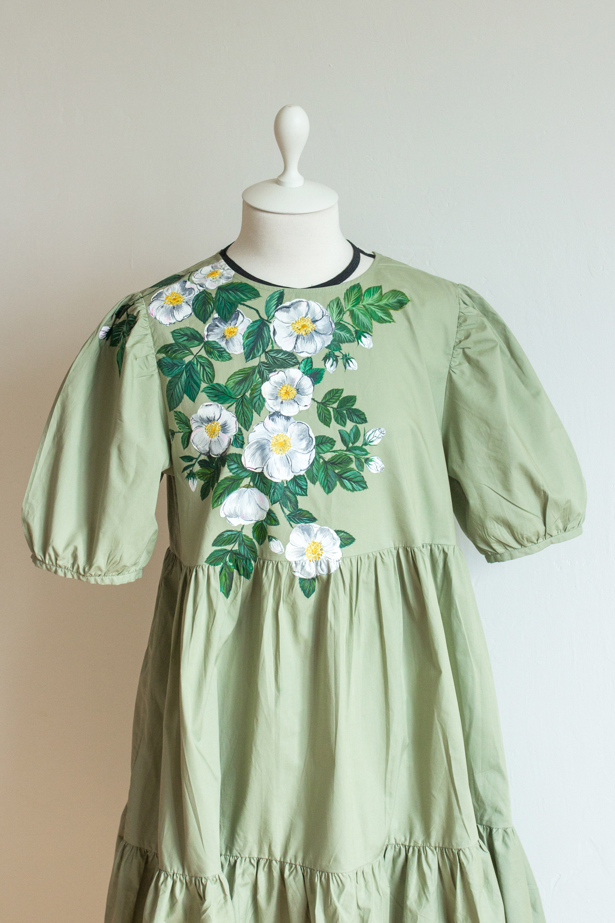 Зелёное свободное платье с росписью - Цветы шиповника