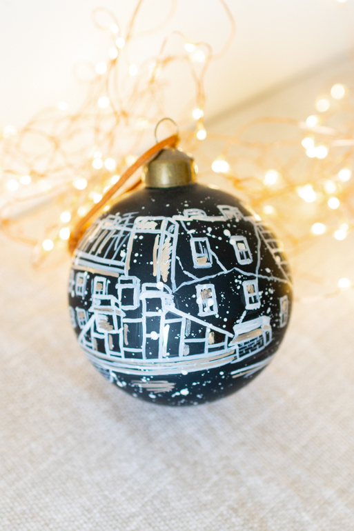 Чёрный ёлочный шар с росписью - Санкт-Петербург