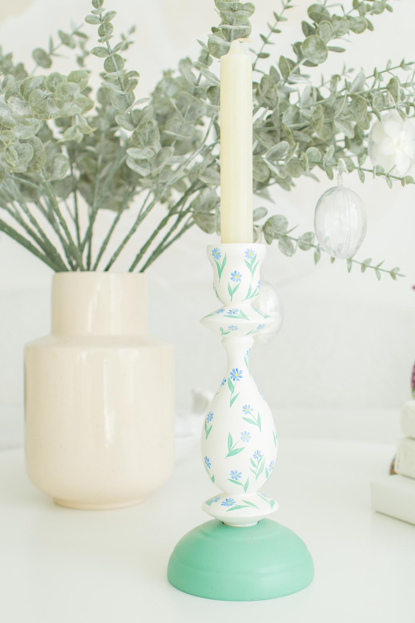 Белый подсвечник из дерева с росписью - Весна пришла