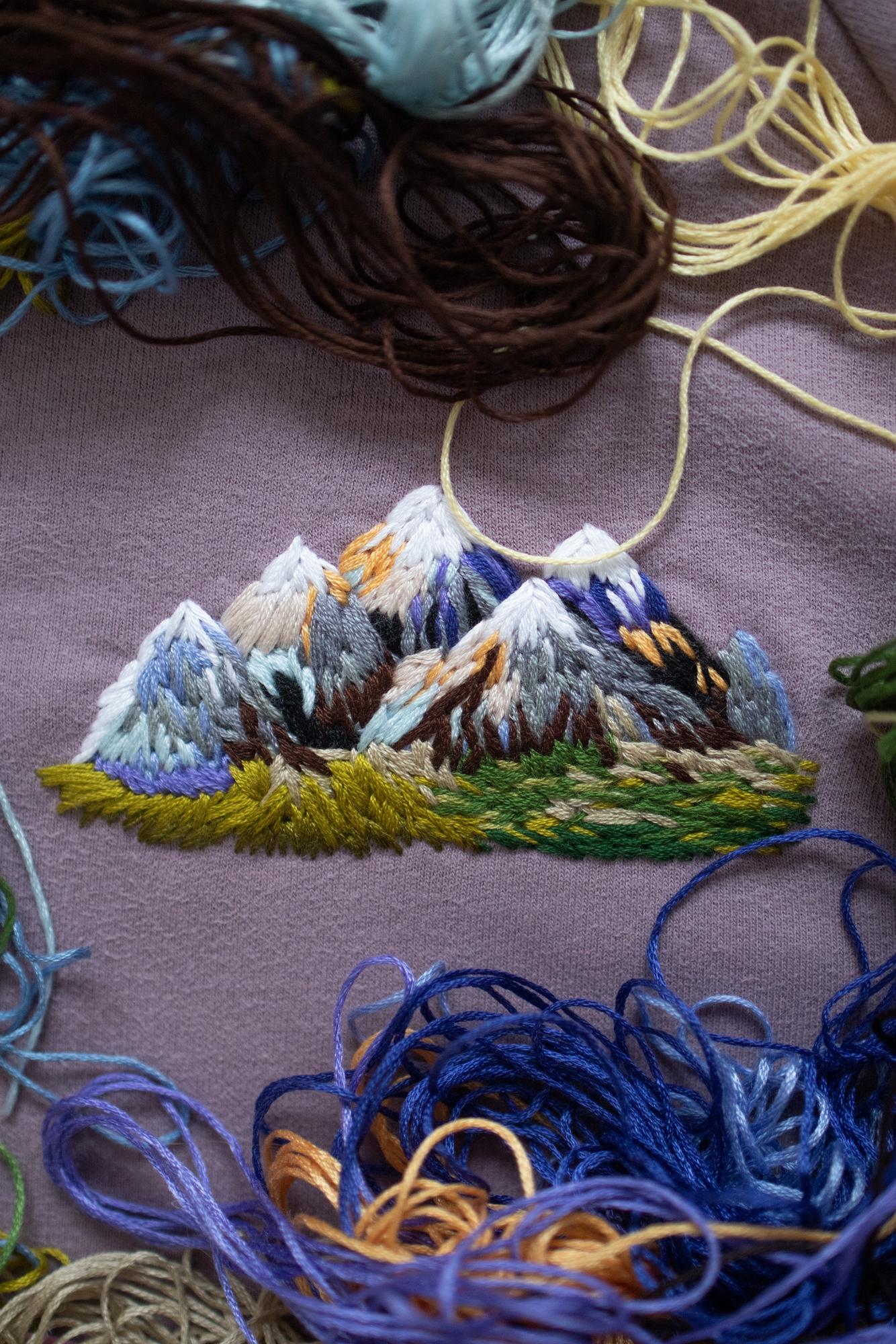 Свитшот с ручной вышивкой - Горы