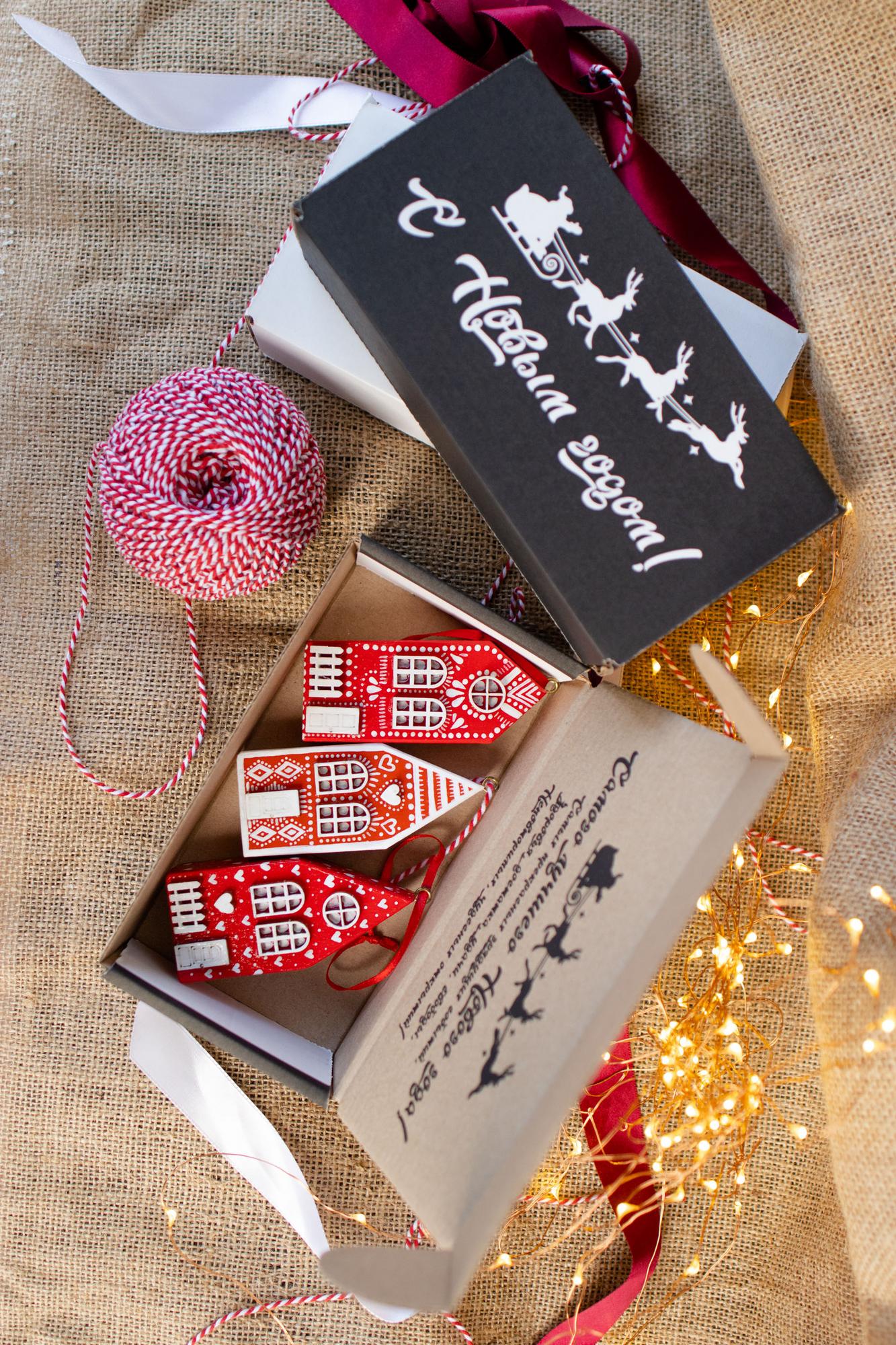 Ёлочные игрушки из дерева - Красные домики