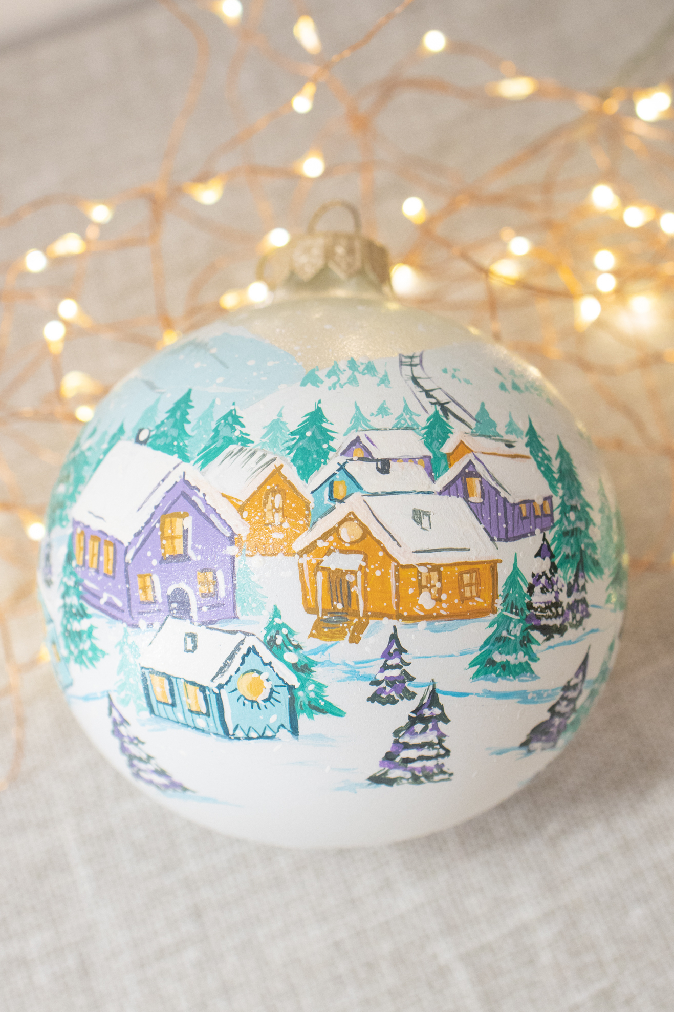 Ёлочный шар с росписью - Деревня в горах