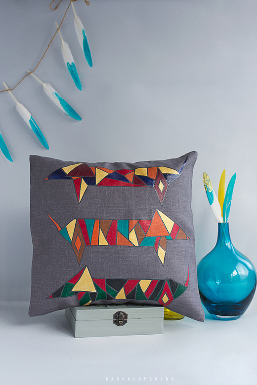 Декоративная подушка с росписью "Три таксы"