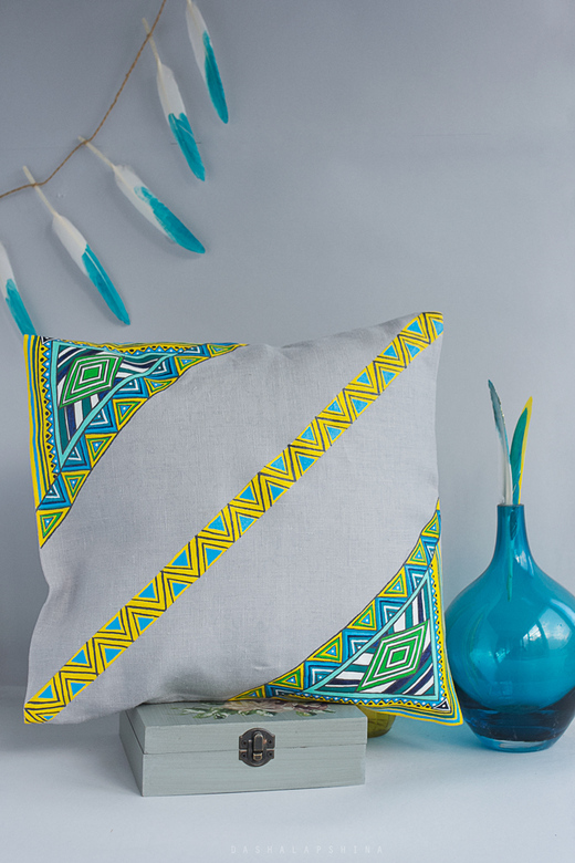 Декоративная подушка с орнаментом