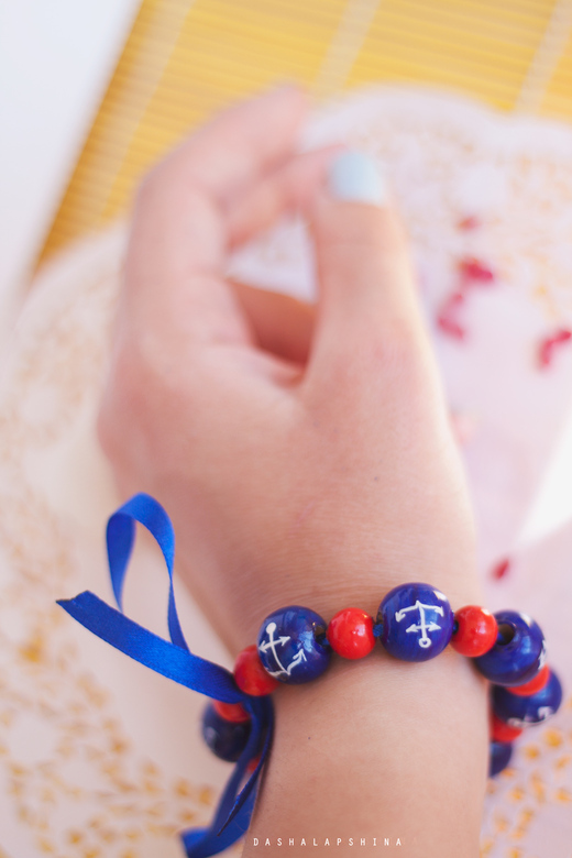 Деревянный браслет из бусин "Море с якорями"