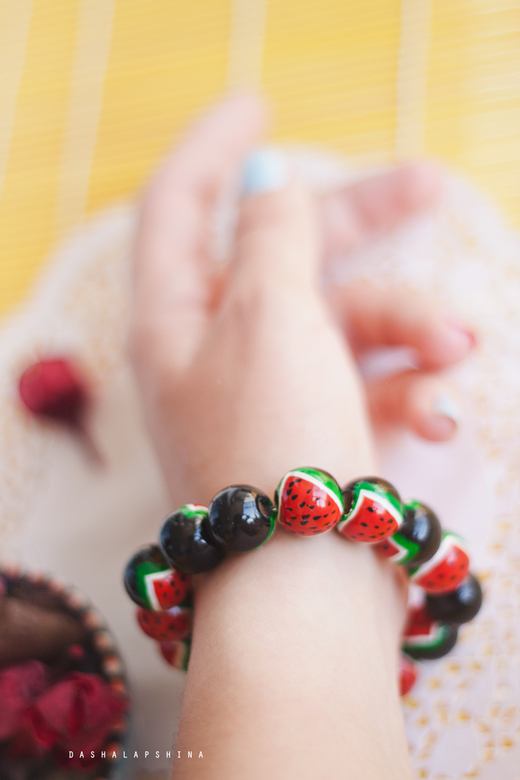 Деревянный браслет из бусин "Арбузы"