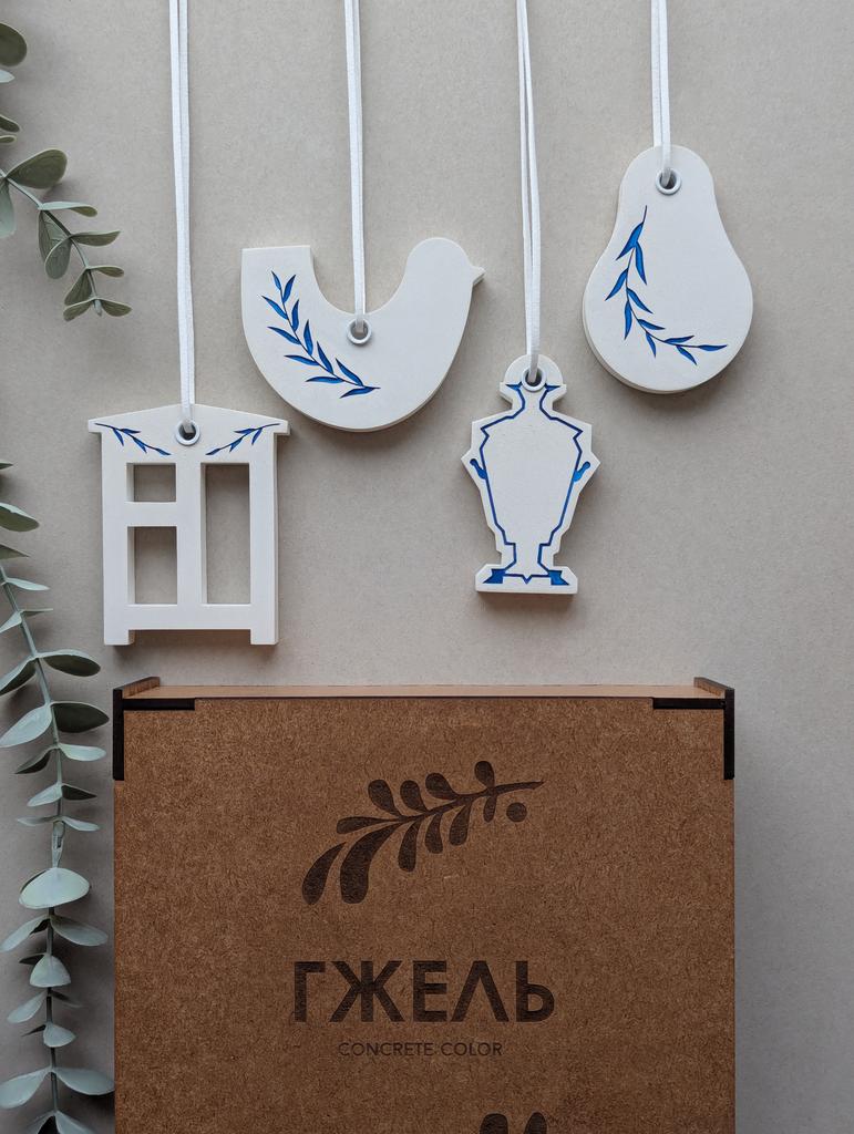 Коллекция елочных украшений из бетона ГЖЕЛЬ в дизайнерской коробке