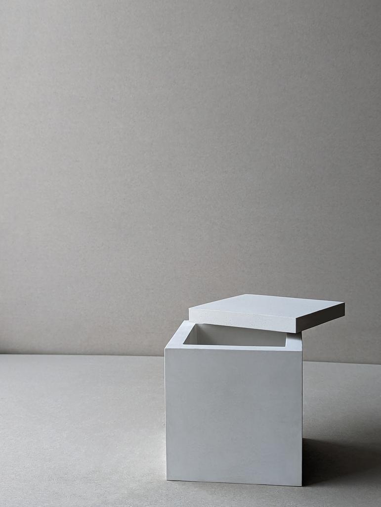 Бетонный куб с крышкой BERNT L