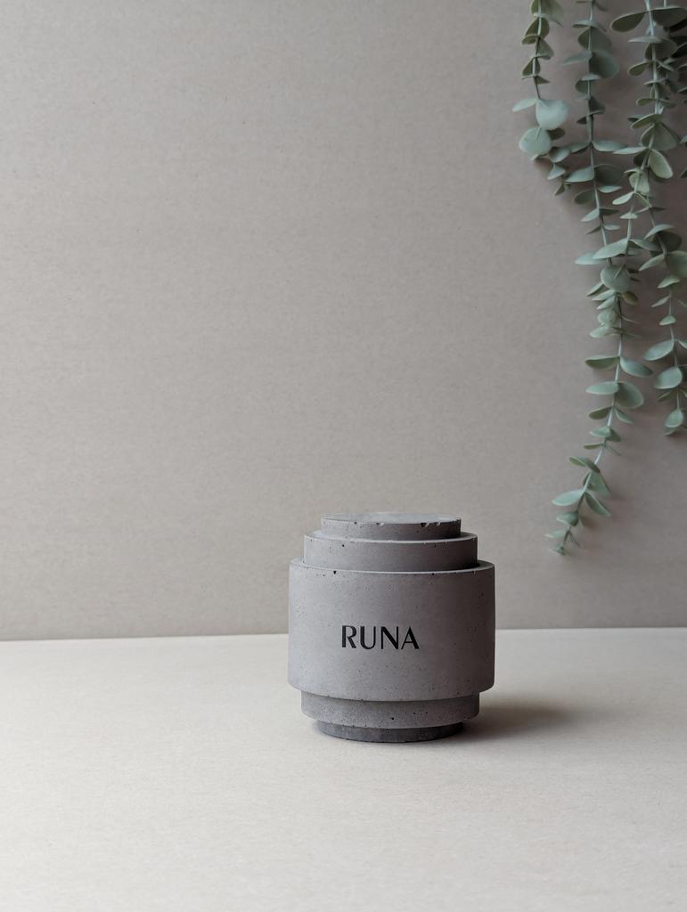 Ароматическая соевая свеча в бетонном стакане RUNA в дизайнерской коробке