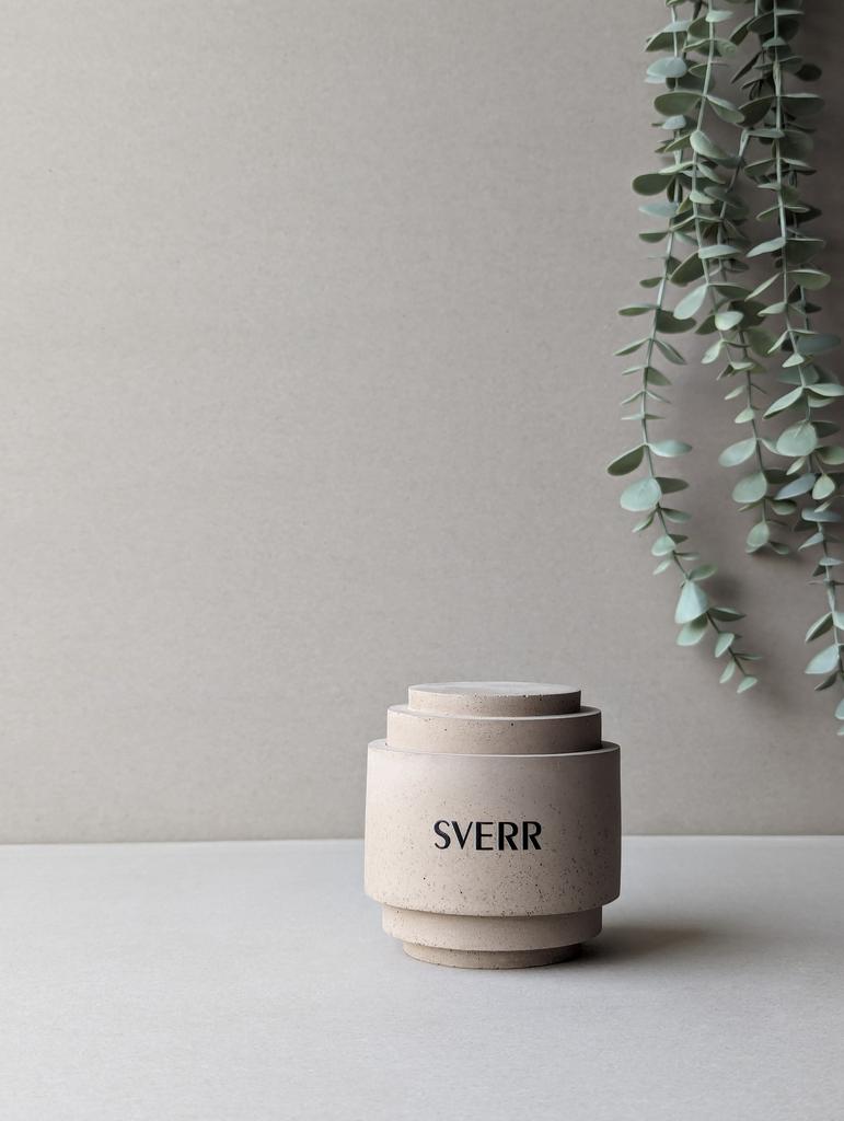 Ароматическая соевая свеча в бетонном стакане SVERR в дизайнерской коробке