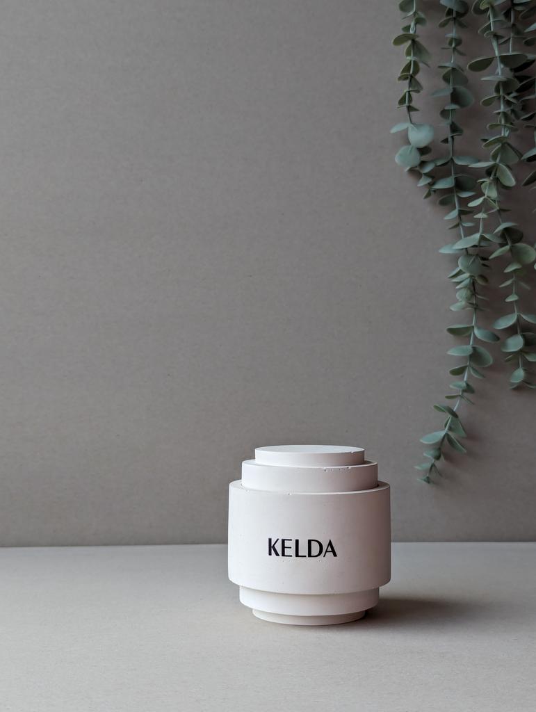 Ароматическая соевая свеча в бетонном стакане KELDA в дизайнерской коробке