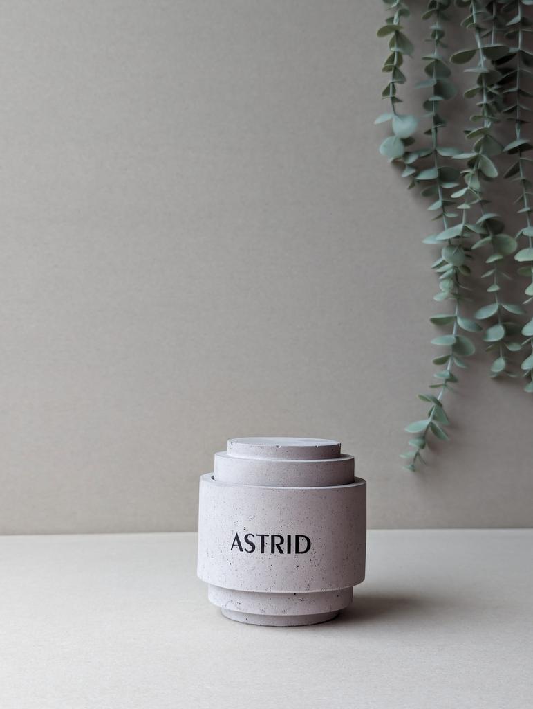 Ароматическая соевая свеча в бетонном стакане ASTRID в дизайнерской коробке
