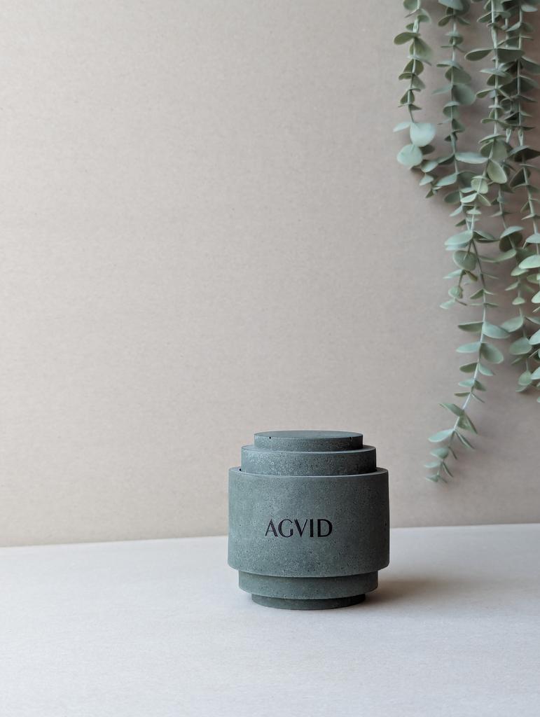 Ароматическая соевая свеча в бетонном стакане AGVID в дизайнерской коробке