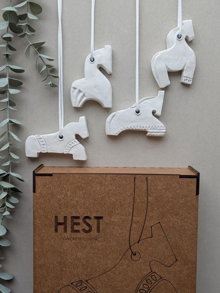 Коллекция елочных украшений из бетона HEST в дизайнерской коробке