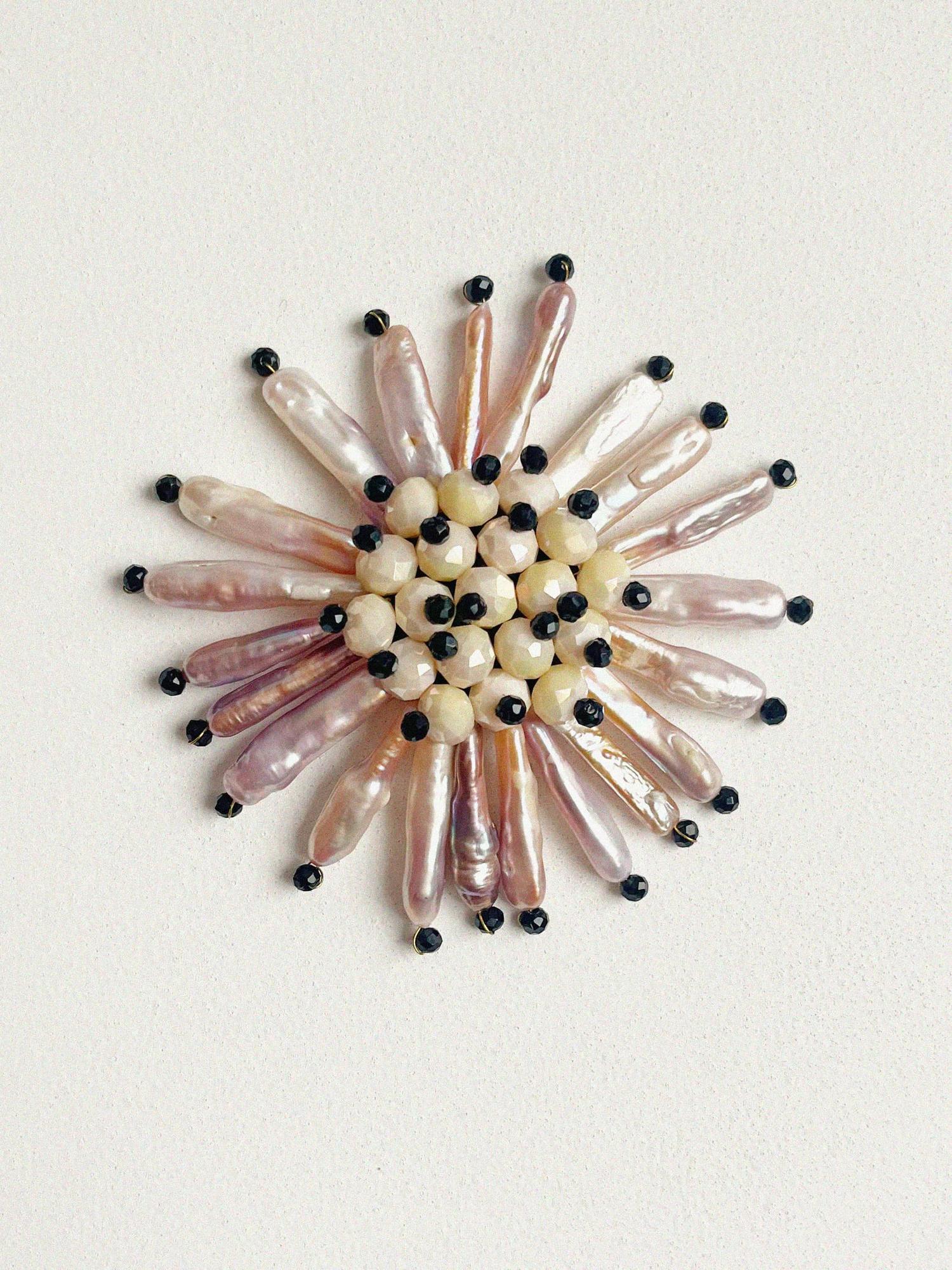 Брошь из розового жемчуга