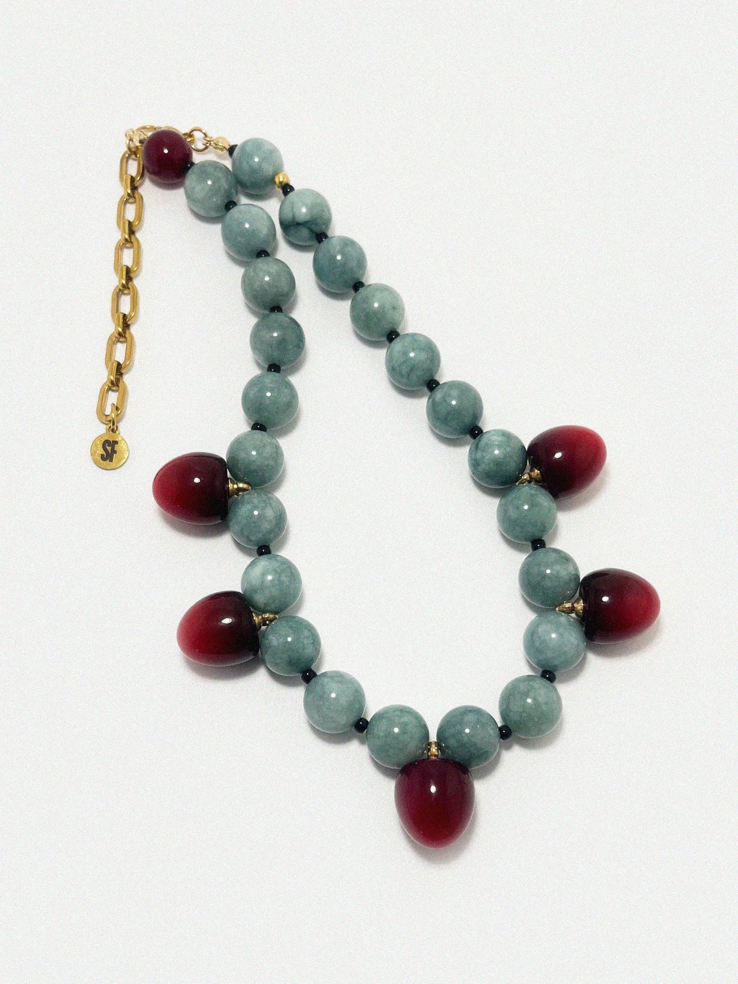 Колье из нефрита с вишнями