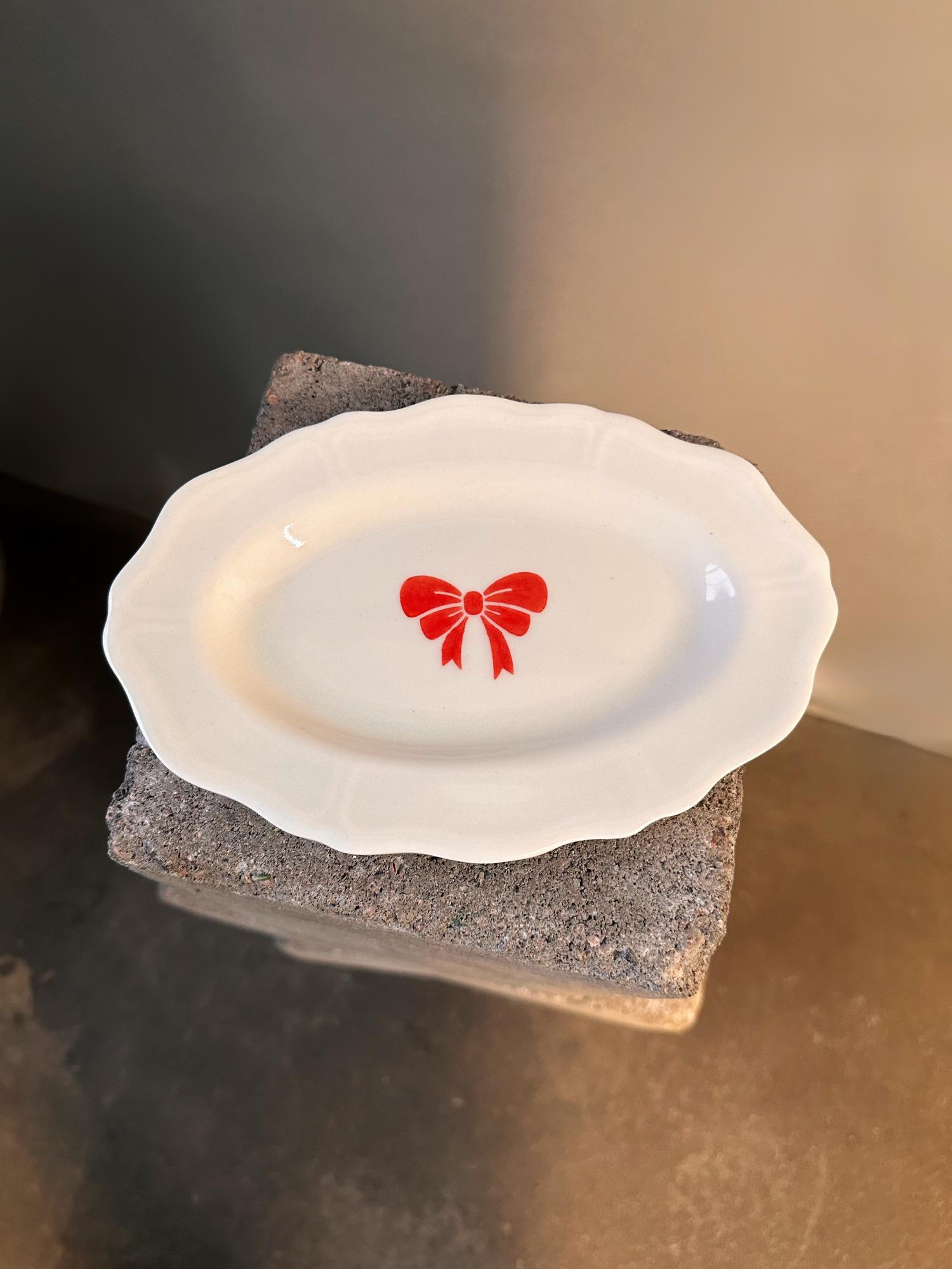 Овальная тарелка