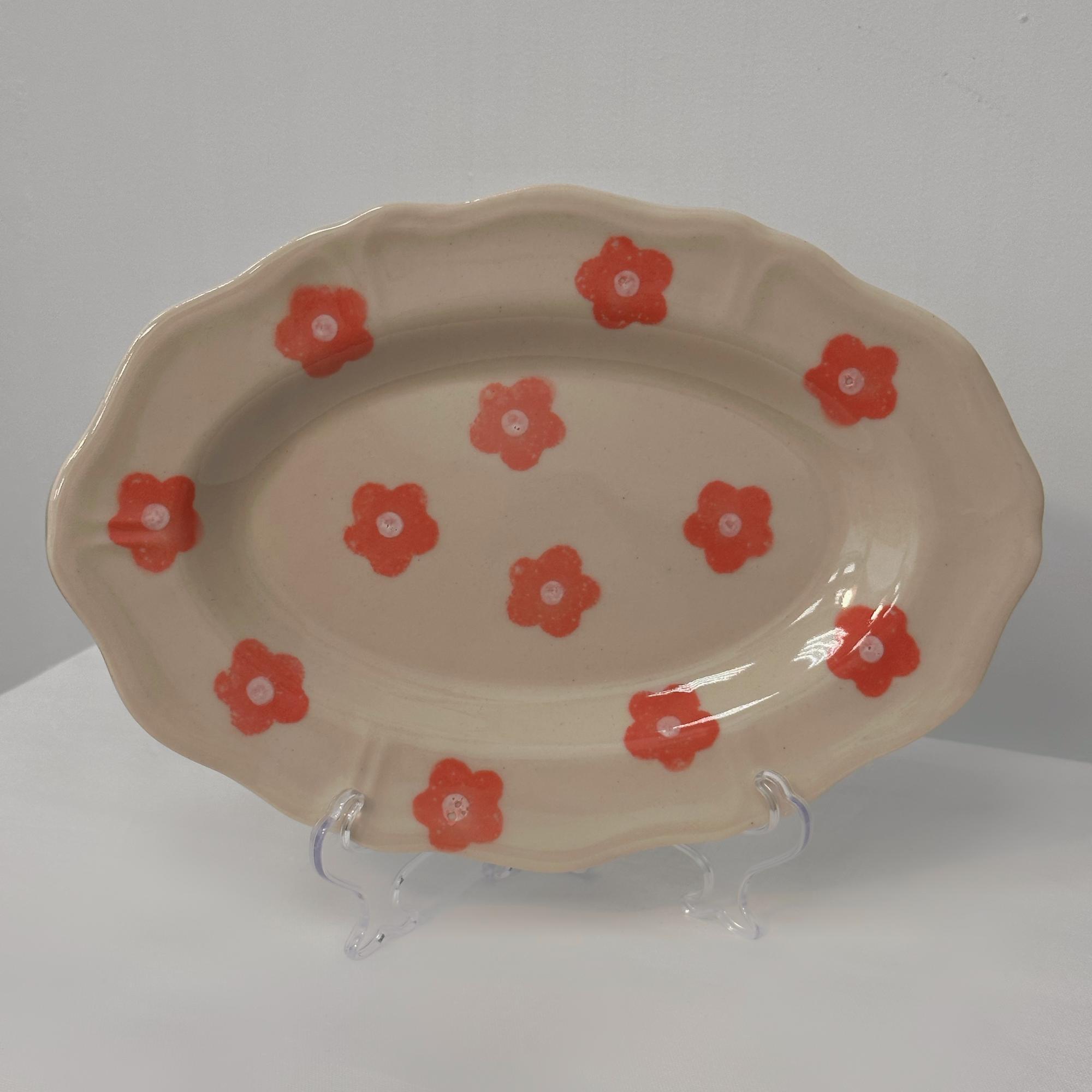 Тарелка овальная с розовыми цветами