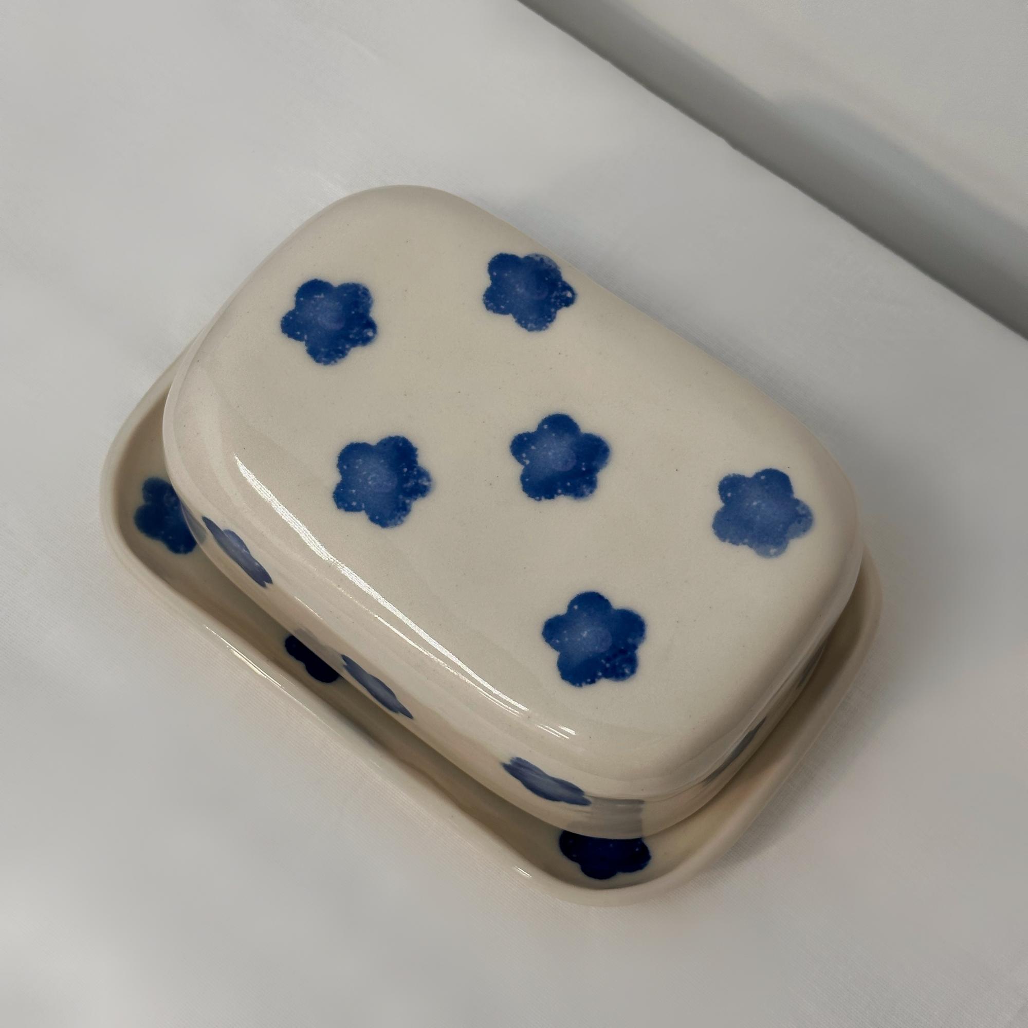 Маслёнка с синими цветами