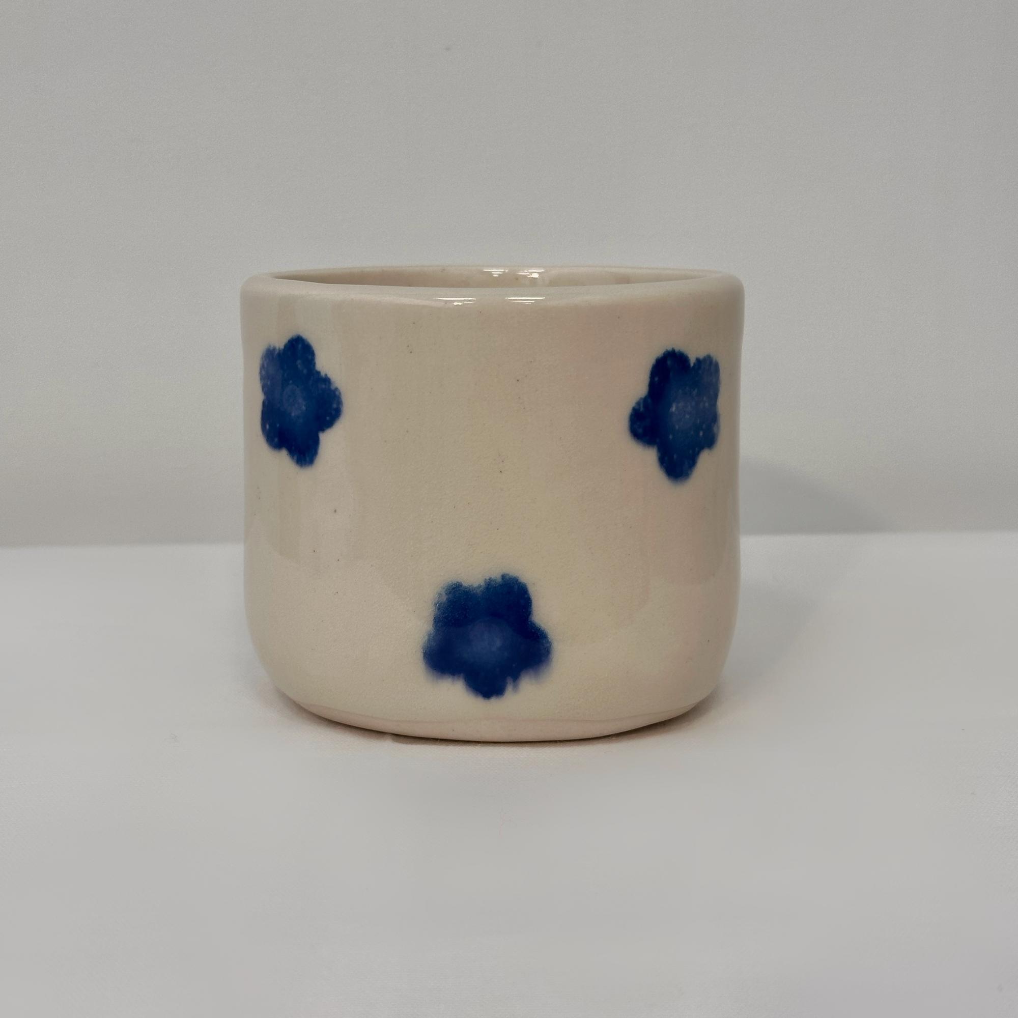 Стакан с синими цветами