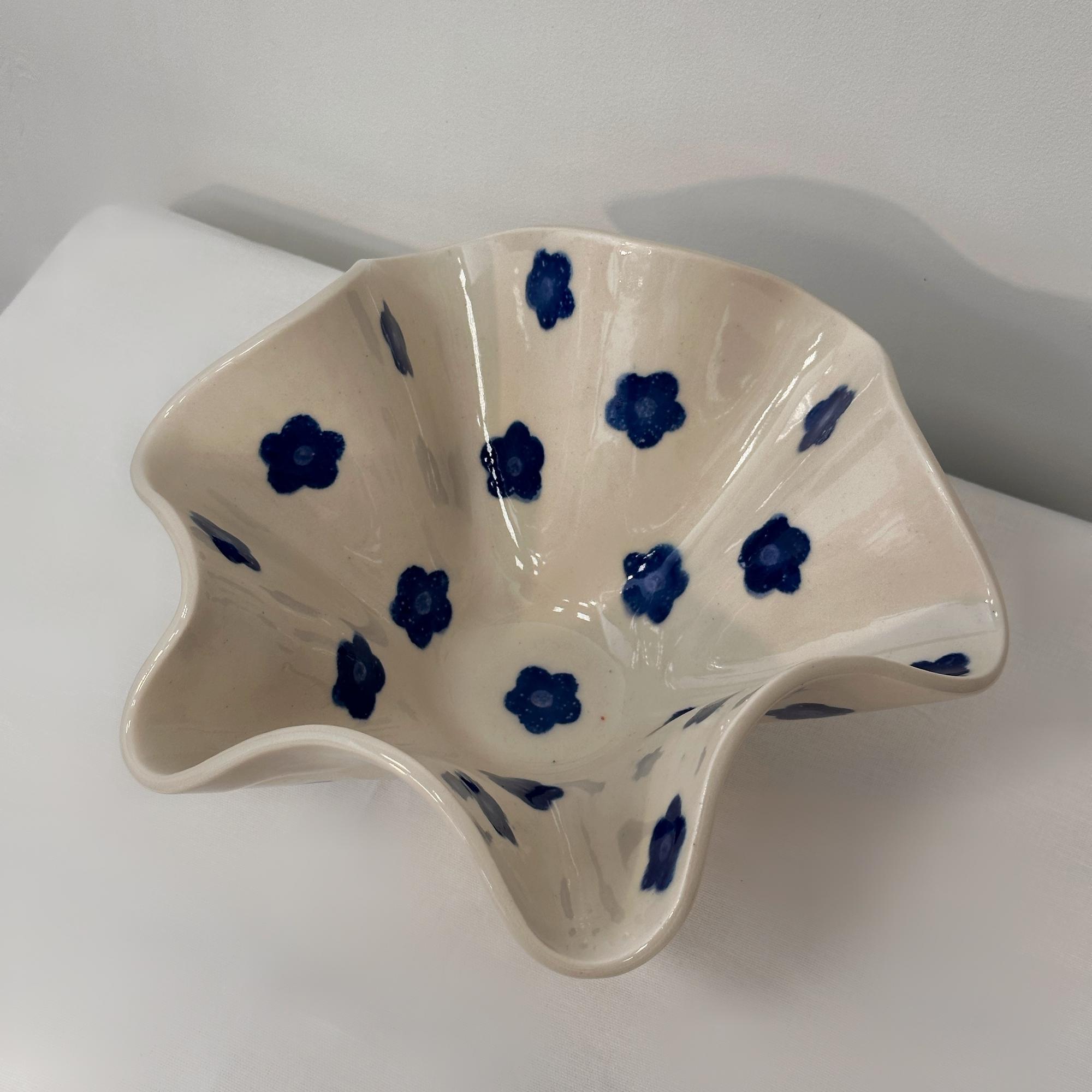 Ваза волнистая с синими цветами