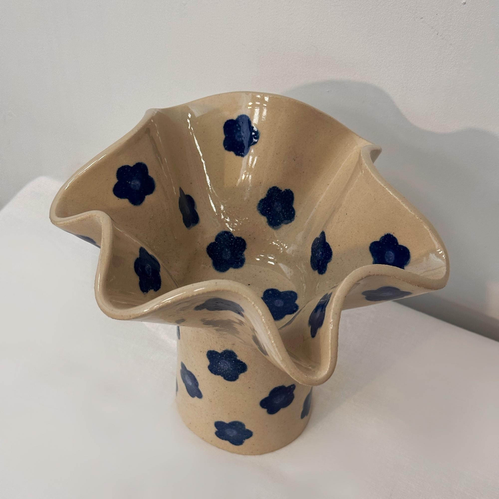 Ваза на ножке с синими цветами