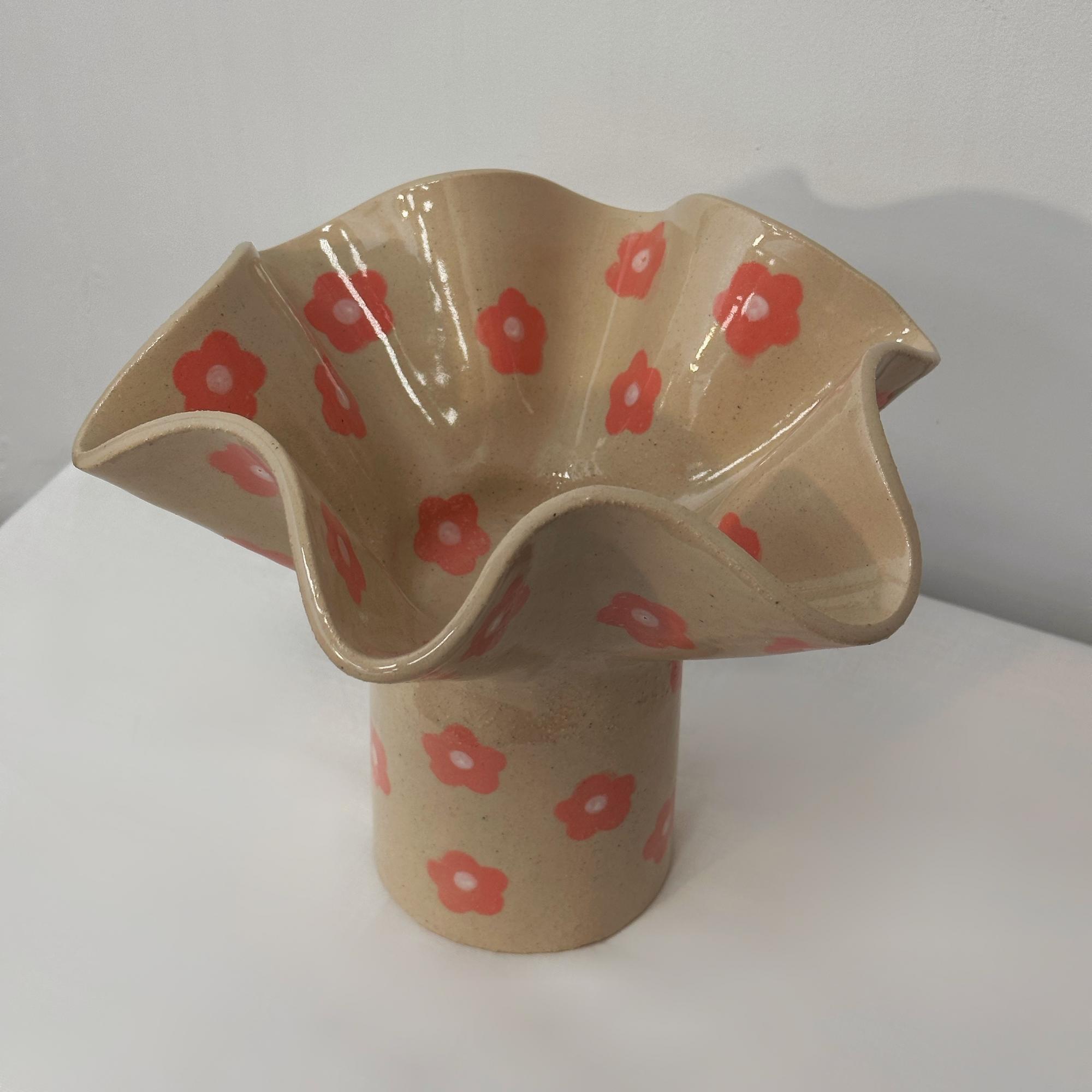 Ваза на ножке с розовыми цветами