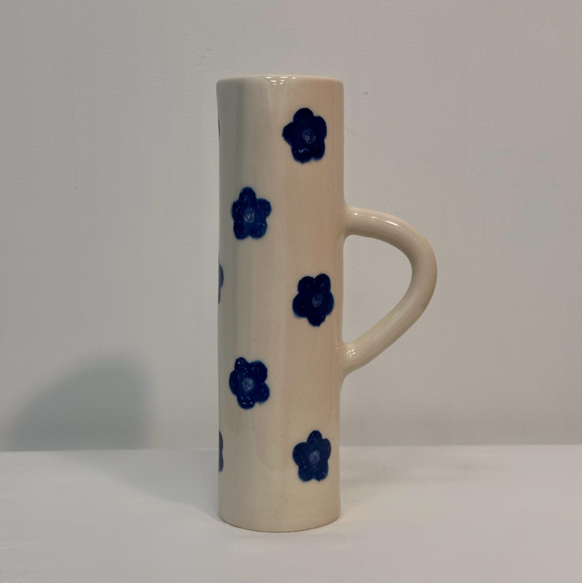 Кувшин с синими цветами