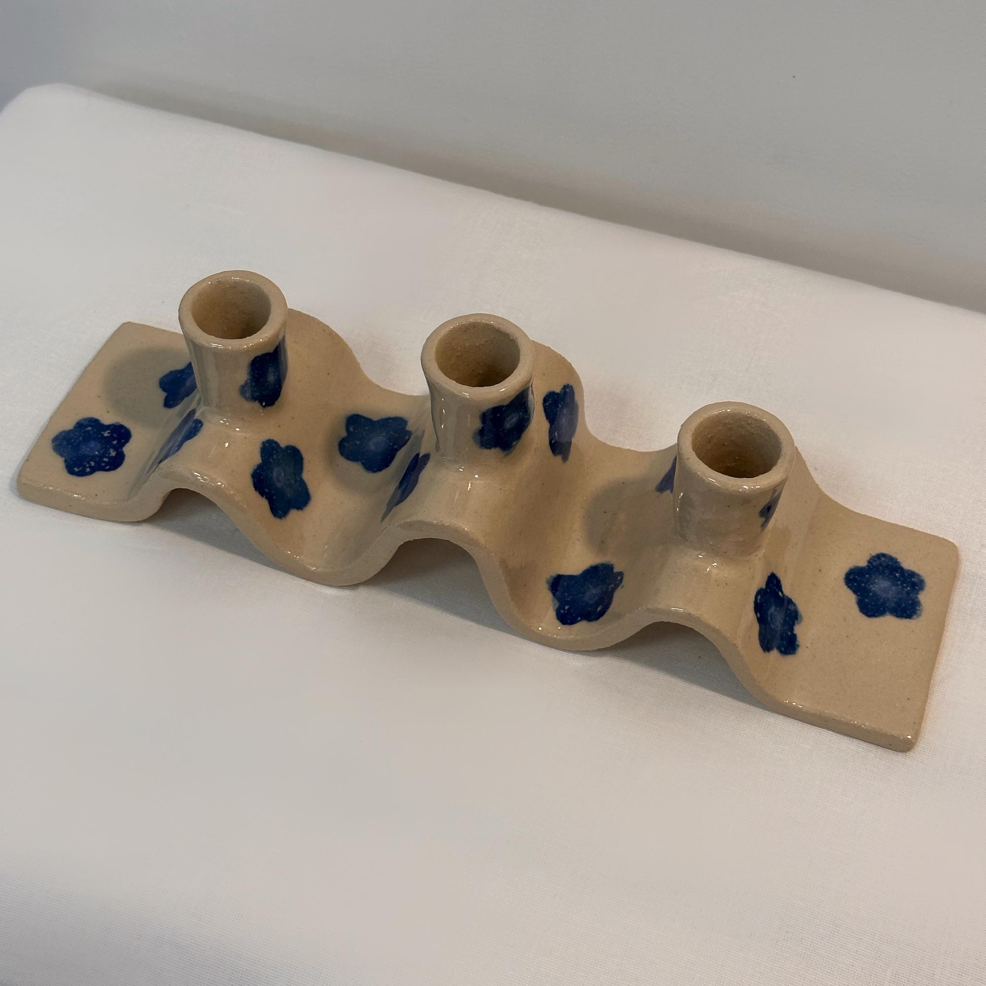 Подсвечник с синими цветами