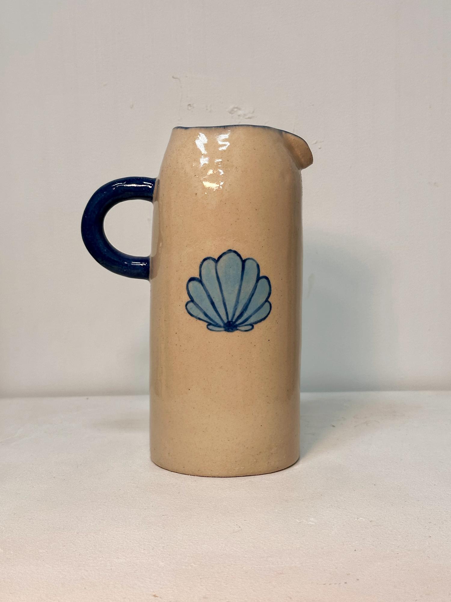 Кувшин с ракушкой