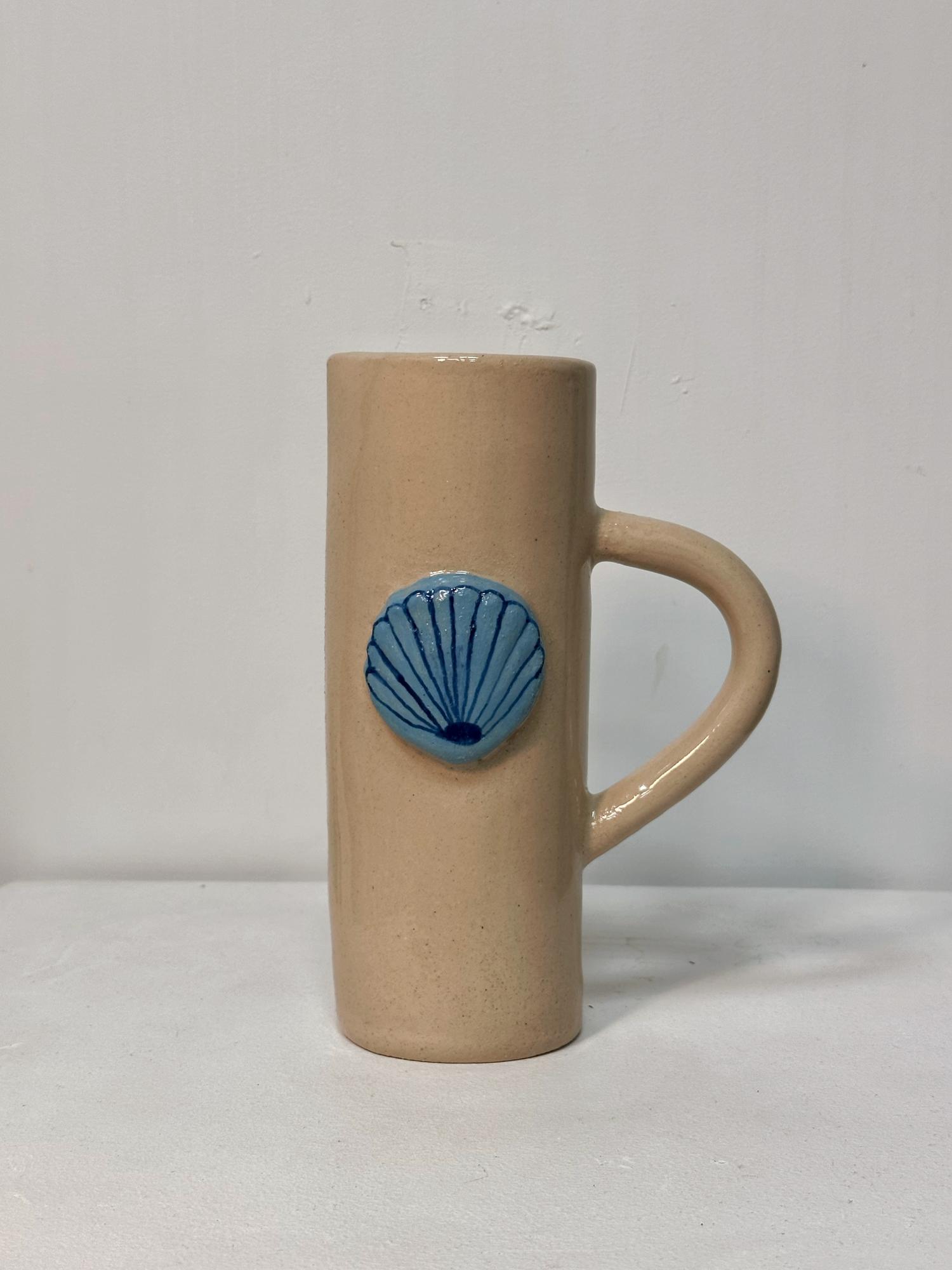 Кувшин с объёмной ракушкой