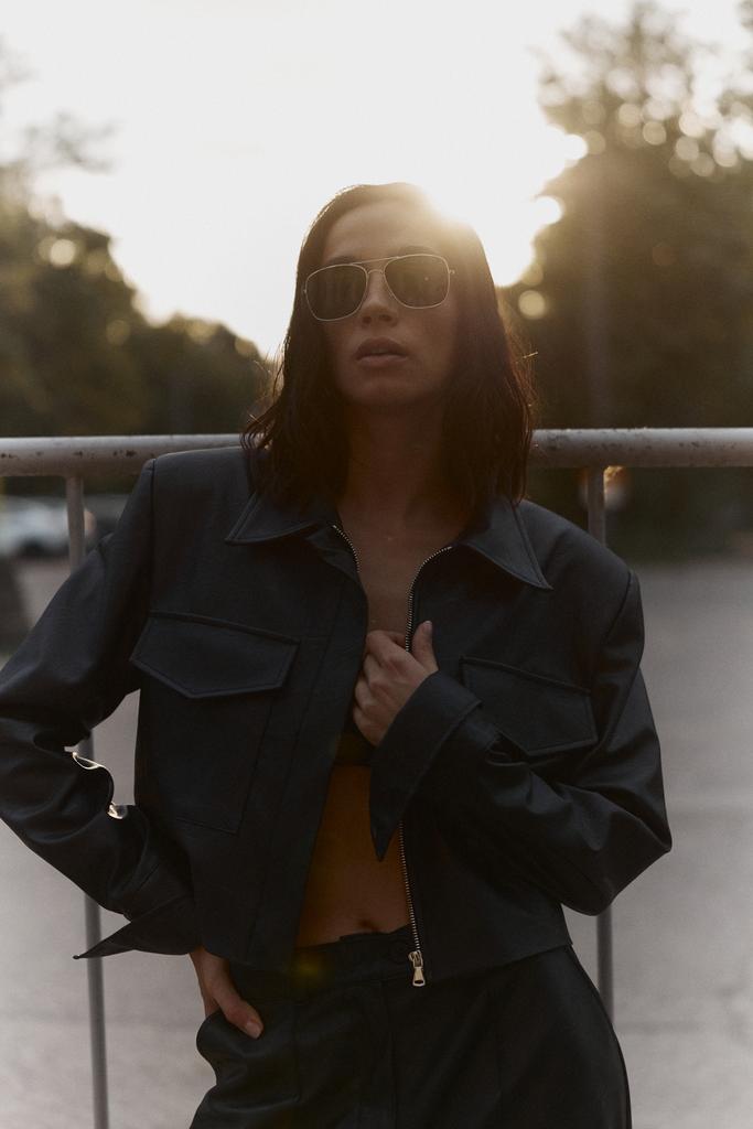 Укороченный жакет из экокожи