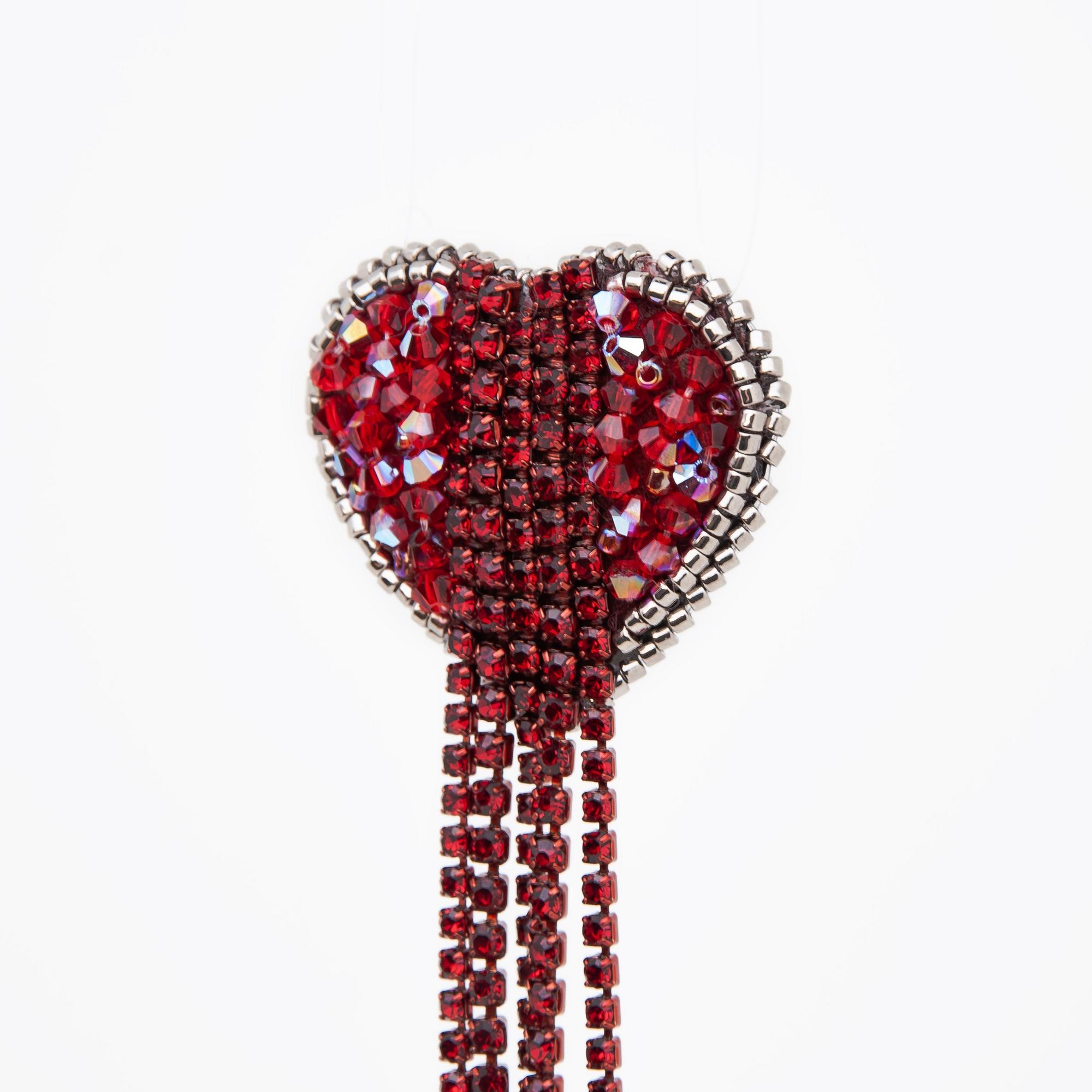 Брошь в форме сердца